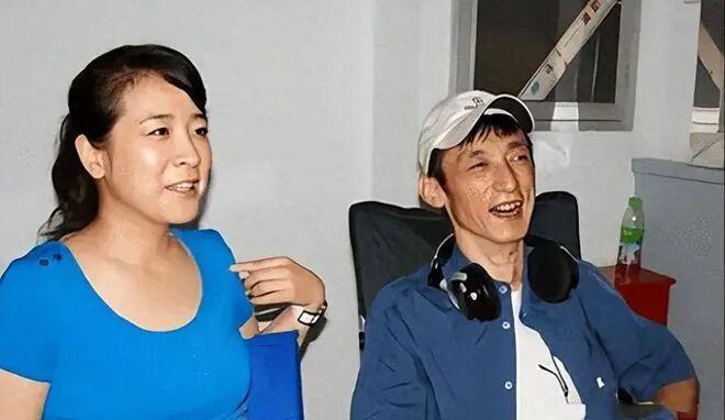 两次被拍与年轻男子亲密同行，丈夫坐轮椅却不离婚：58岁国家一级演员陈小艺，这段婚姻到底图什么？