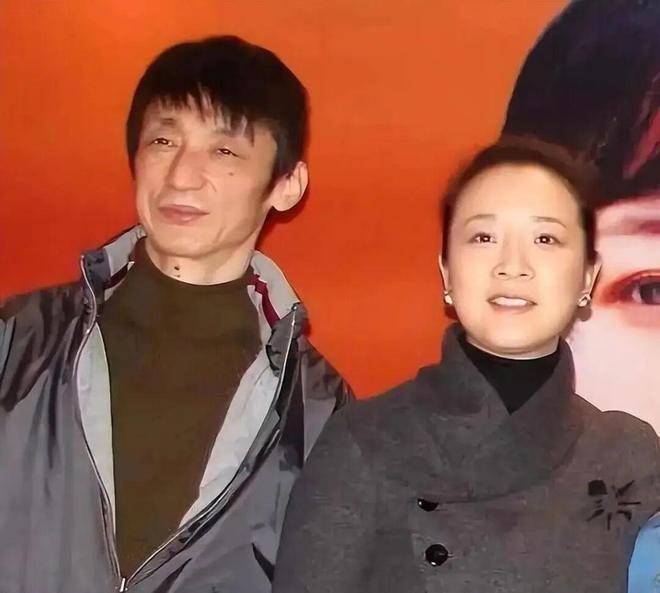 两次被拍与年轻男子亲密同行，丈夫坐轮椅却不离婚：58岁国家一级演员陈小艺，这段婚姻到底图什么？