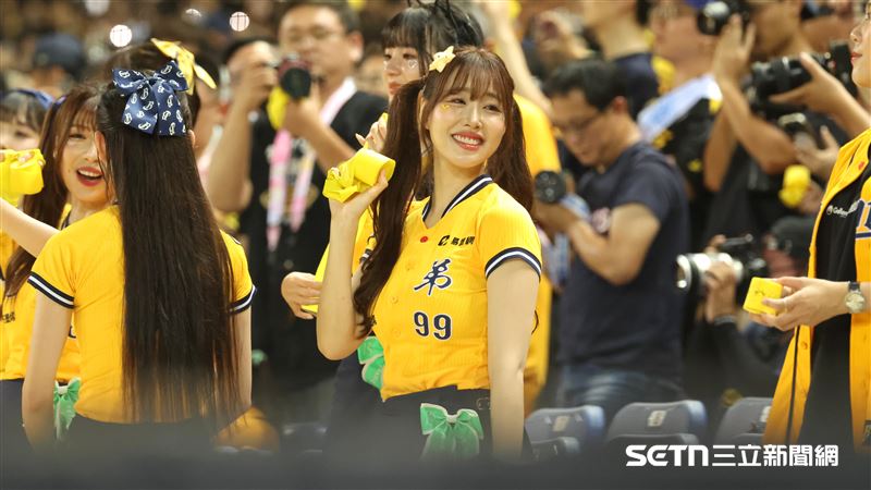 独家／金渡儿抛彩带初体验！想和住院的JJUBI分享　许愿4本柱再抛1次_中国娱乐网_内地香港澳门台湾电影电视歌曲娱乐明星新闻