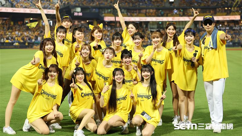 中信兄弟拿下下半季冠军，PS女孩和球队一起绕场。（图／记者刘彦池摄影）