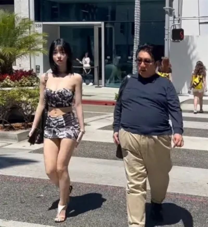 果汁世妍（左）曾被拍到与房时爀（中）同游美国。（图／翻摄自YouTube@I am WalKing）
