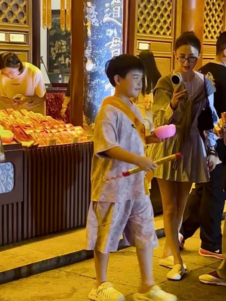 佟丽娅离婚5年，儿子还以为一家三口很幸福？她的另一副面孔，藏得太深了