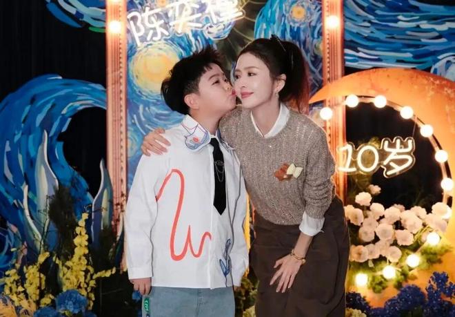 佟丽娅离婚5年，儿子还以为一家三口很幸福？她的另一副面孔，藏得太深了