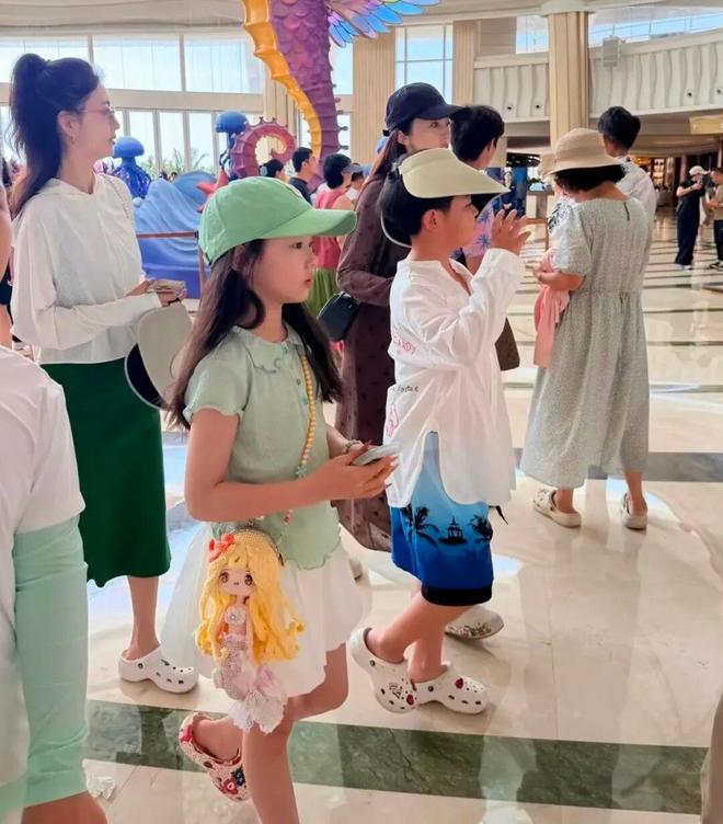 佟丽娅离婚5年，儿子还以为一家三口很幸福？她的另一副面孔，藏得太深了
