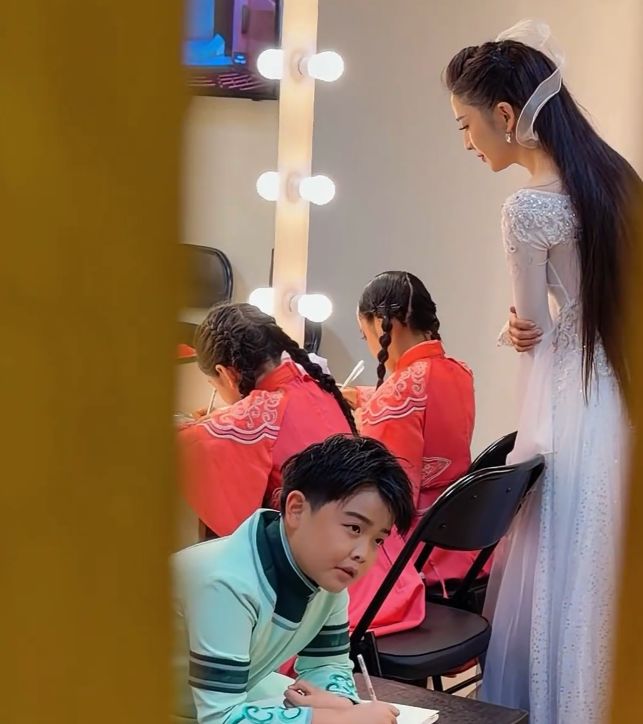 佟丽娅离婚5年，儿子还以为一家三口很幸福？她的另一副面孔，藏得太深了